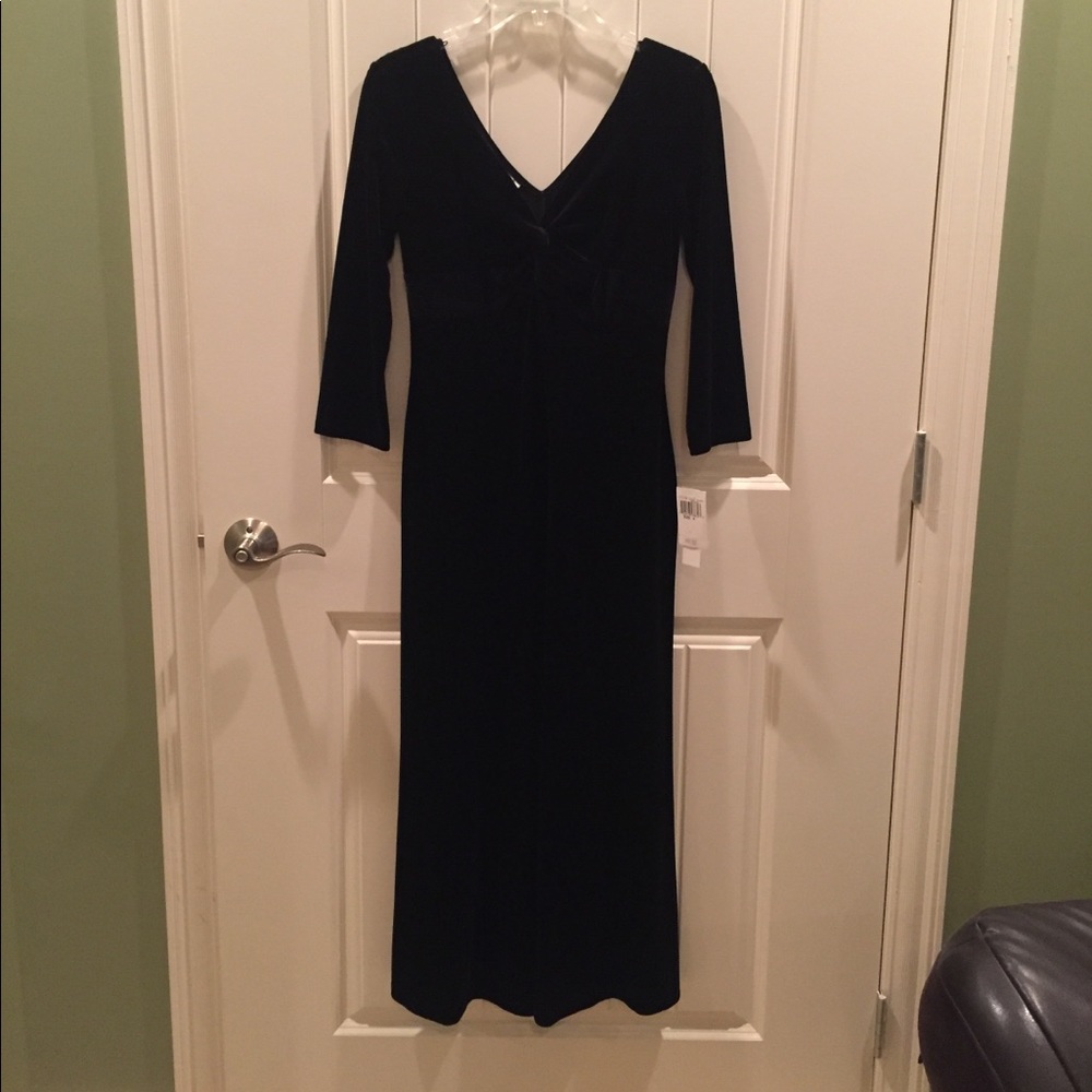 🆕 Black velvet dress with 3/4 sleeves, size 4